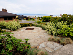 The stone patio is made of three overlapping circles The stone patio is made of three overlapping circles